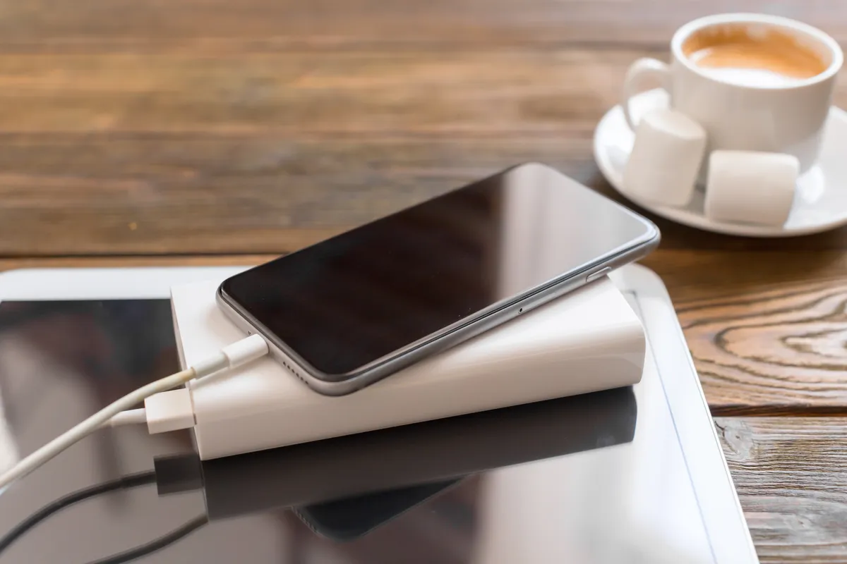 Cum alegi un power bank pentru vacanță fără să dai banii degeaba