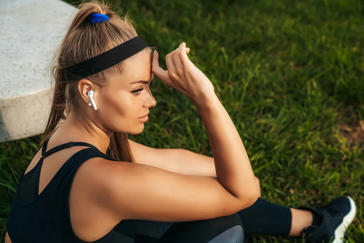 Îți cad căștile din urechi când alergi